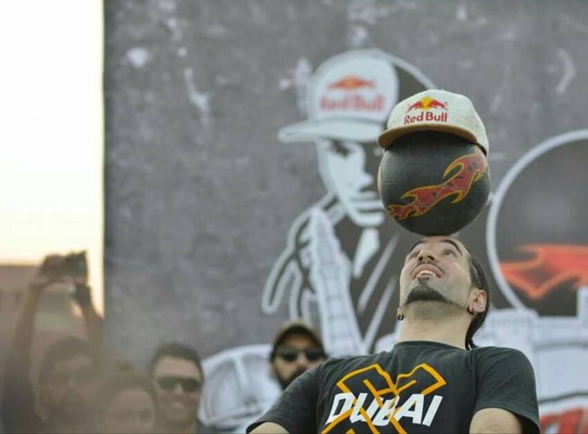 Football freestyler Séan Garnier dazzles Karachiites [Dawn]