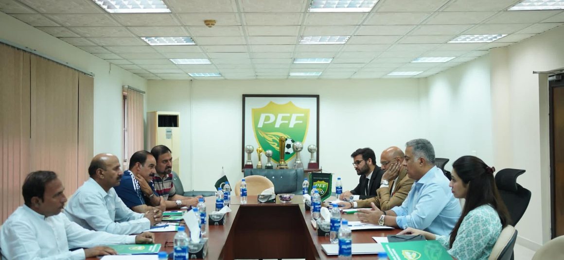 PFF, PFRA discuss referee development in Pakistan