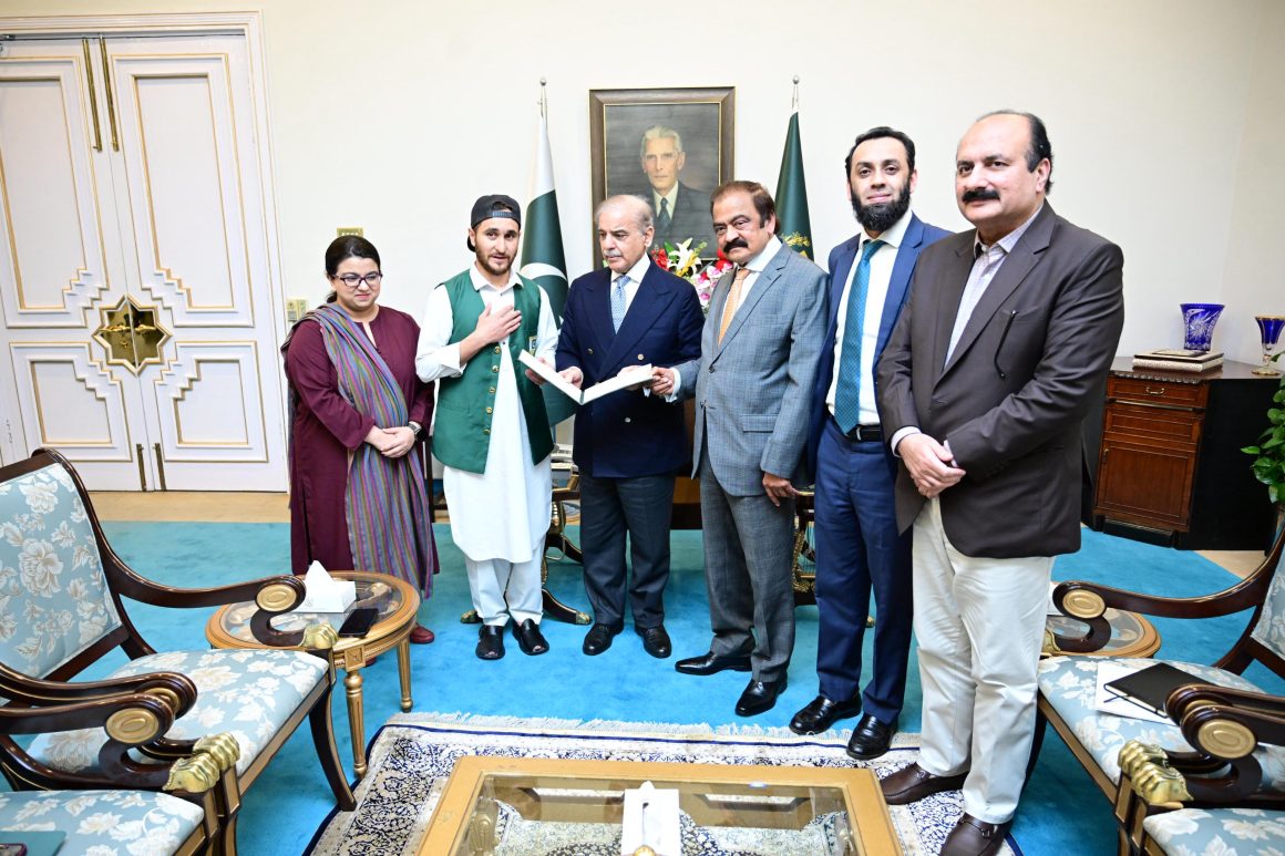 Riaz pleads PM Shehbaz to revive department football [Nukta]
